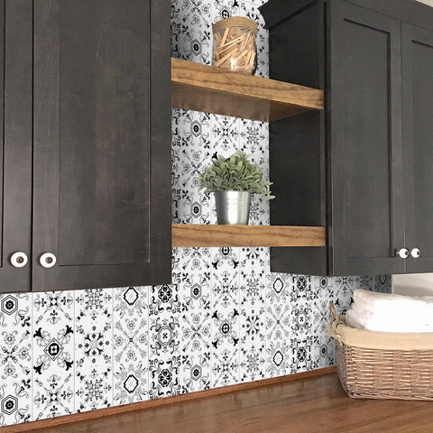 Black and white classic tile stickers: a simple but not simple artistic choice